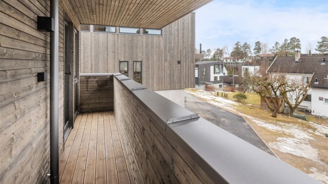 Balkongen i første etasje gir en privat uteplass tilknyttet soveromsavdelingen.