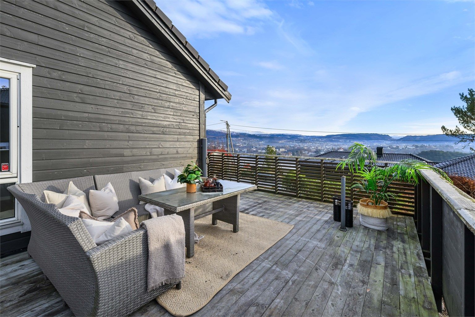 Stor og solrik terrasse på hele 45 kvm med praktfull utsikt