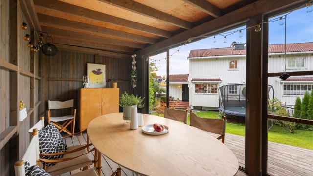 Hagestuen passer utmerket til selskaper både for barn og voksne. Stuen kan lukkes med skyvedør i glass