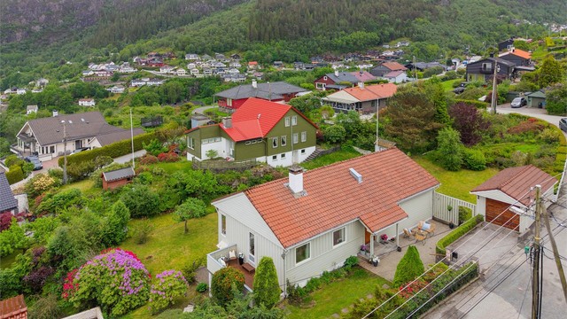 Fra boligen er det gangavstand til Skålevik, som er et yndet startpunkt for fine turer til Lyderhorn, med videre forbindelser mot Kvarven og ned til Gravdal på Laksevåg