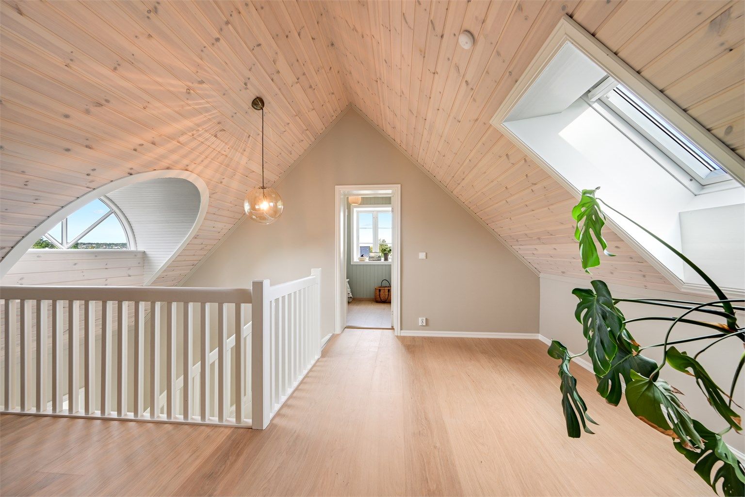 I andre etasje finner du en praktisk loftstue med et lekkert halvmånevindu som slipper rikelig med dagslys inn og tilfører rommet særpreg og karakter. 