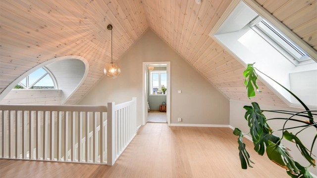 I andre etasje finner du en praktisk loftstue med et lekkert halvmånevindu som slipper rikelig med dagslys inn og tilfører rommet særpreg og karakter.