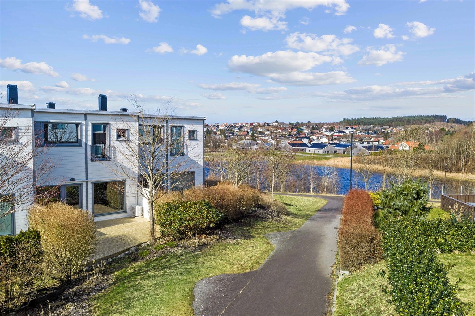 Velkommen til Kvernbakken 76, et veldig kjekt og innholdsrikt rekkehus. Beliggenheten er attraktiv, med nydelige turareal like ved og kort vei til alt du trenger i hverdagen. 
Eiendomsmegler Krogsveen v/ Tom Christer Hovde, ønsker velkommen til visning.