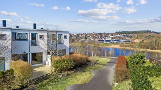 Velkommen til Kvernbakken 76, et veldig kjekt og innholdsrikt rekkehus. Beliggenheten er attraktiv, med nydelige turareal like ved og kort vei til alt du trenger i hverdagen.
Eiendomsmegler Krogsveen v/ Tom Christer Hovde, ønsker velkommen til visning.