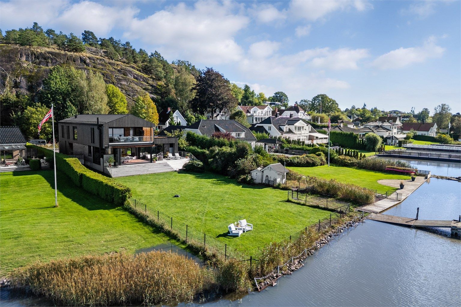Velkommen til Berglyveien 10 – en eiendom med en sjelden fin beliggenhet innerst i en rolig blindvei på idylliske Føynland. Foto: Kristian Bollæren v/Fotofinish