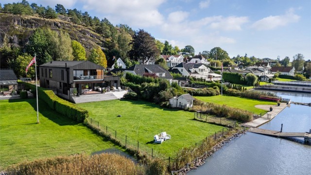 Velkommen til Berglyveien 10 – en eiendom med en sjelden fin beliggenhet innerst i en rolig blindvei på idylliske Føynland. Foto: Kristian Bollæren v/Fotofinish