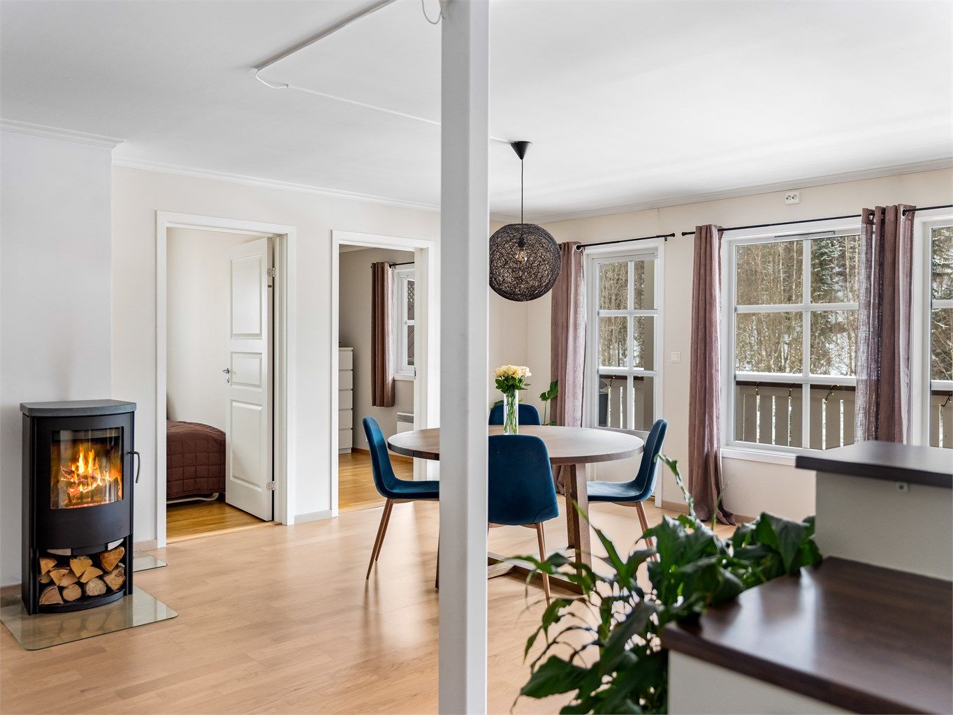 En peisovn i stuen gir ekstra varme og hygge på kalde dager.