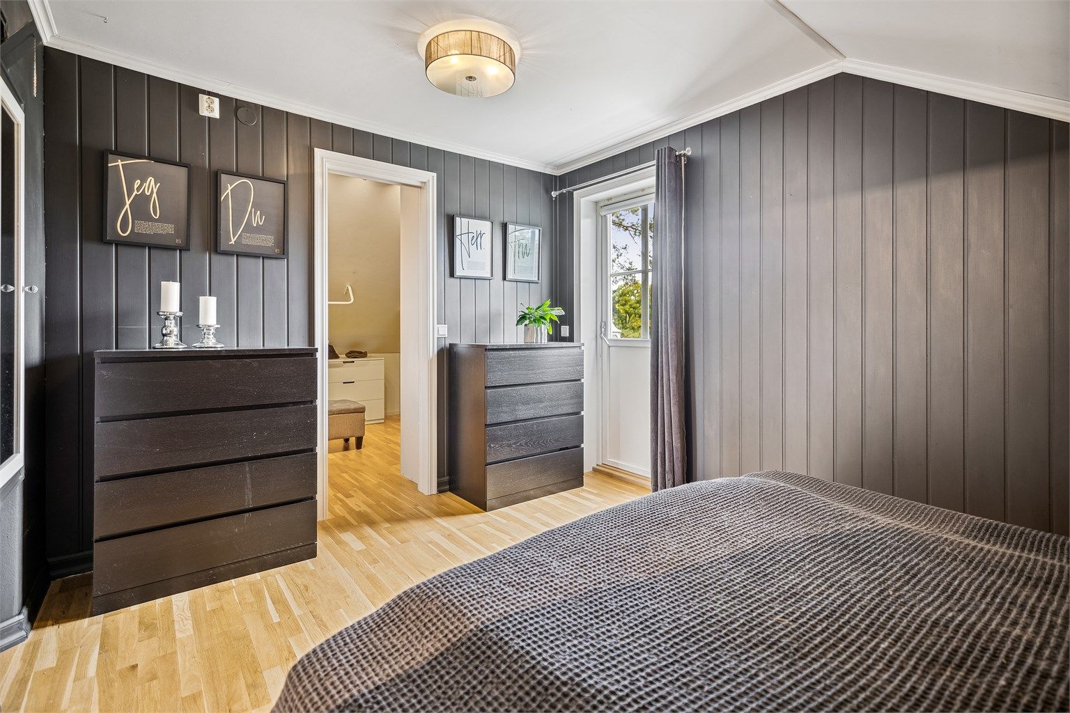 Direkte utgang fra soverommet til deilig, nordvendt balkong på 4 kvm