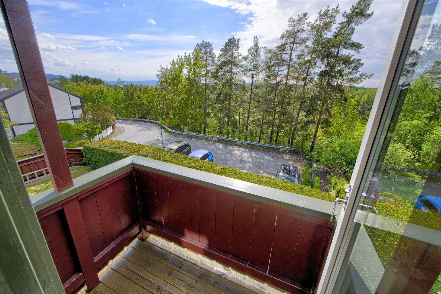 Balkong med adkomst fra soverom 3 - høyt og fritt med pent utsyn