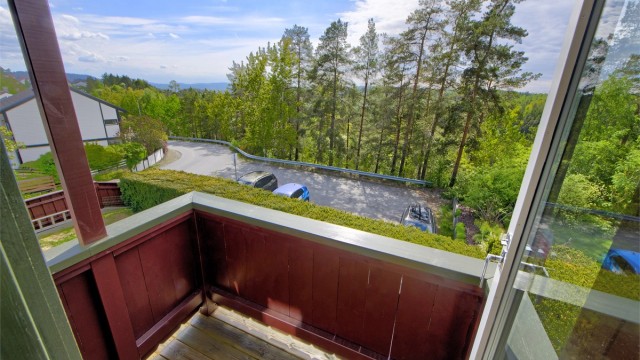 Balkong med adkomst fra soverom 3 - høyt og fritt med pent utsyn