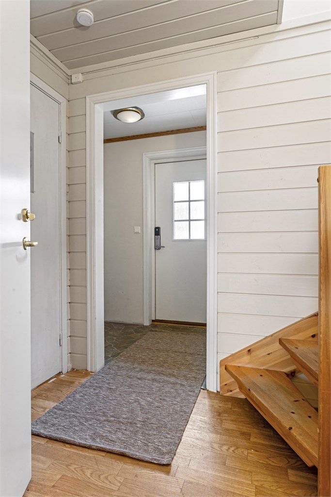 Vindfang med gulvvarme. Adkomst fra vindfang til bod med plass til oppbevaring og til trapperom.