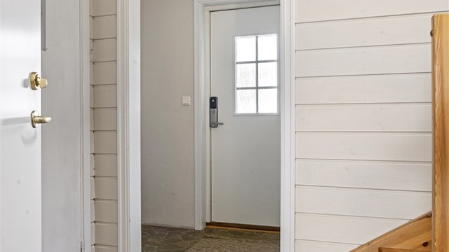 Vindfang med gulvvarme. Adkomst fra vindfang til bod med plass til oppbevaring og til trapperom.