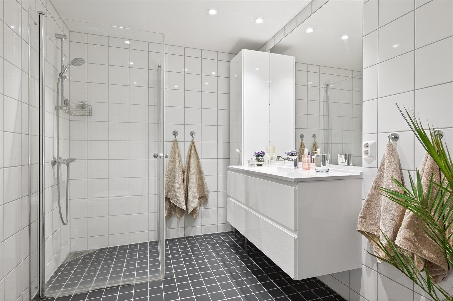 Pent flislagt bad med gulvvarme og downlights i himling. 