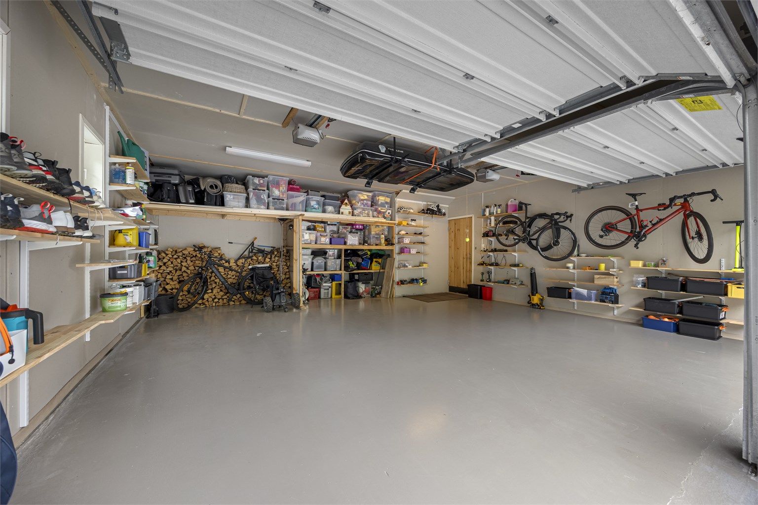 Stor garasje med direkte tilkomst til resten av boligen. 