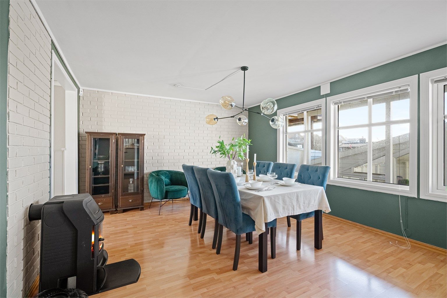 Flere vindu gir godt med naturlig lys og man er usjenert med terrassen i forkant. Vedovn. 
