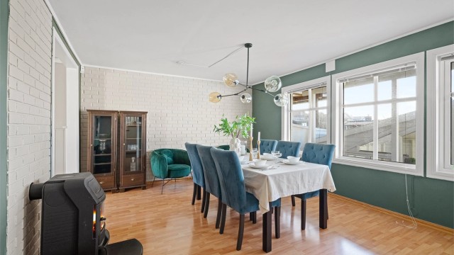 Flere vindu gir godt med naturlig lys og man er usjenert med terrassen i forkant. Vedovn.