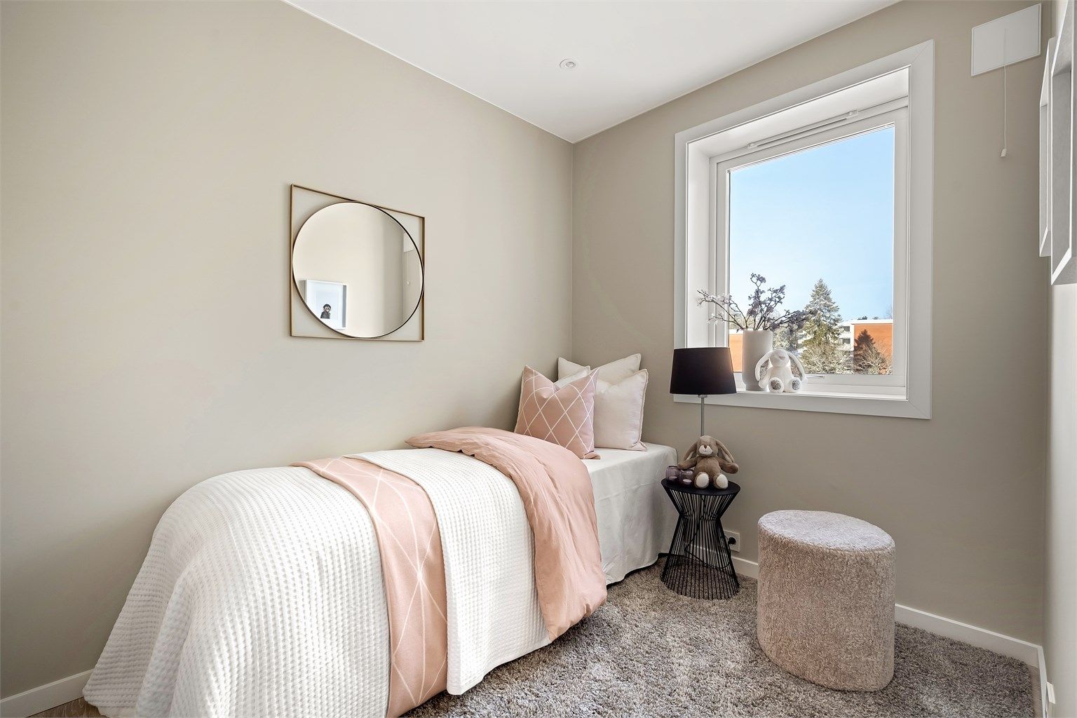 Det andre soverommet egner seg godt som barnerom, gjesterom eller kontor.