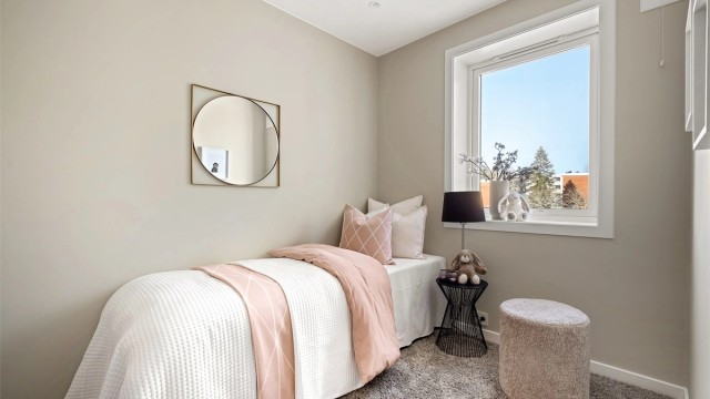 Det andre soverommet egner seg godt som barnerom, gjesterom eller kontor.