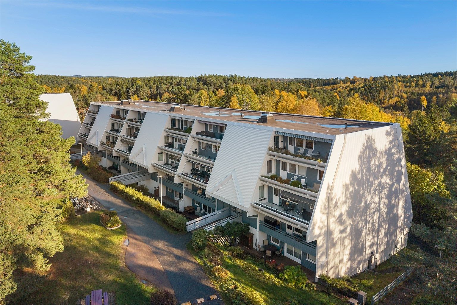  Det er et rolig og barnevennlig område med kort gangavstand til flere barnehager, Vevelstadåsen barneskole og Haugjordet ungdomsskole.