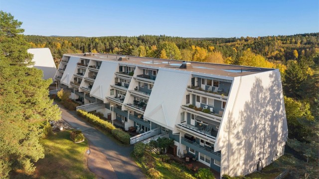 Det er et rolig og barnevennlig område med kort gangavstand til flere barnehager, Vevelstadåsen barneskole og Haugjordet ungdomsskole.