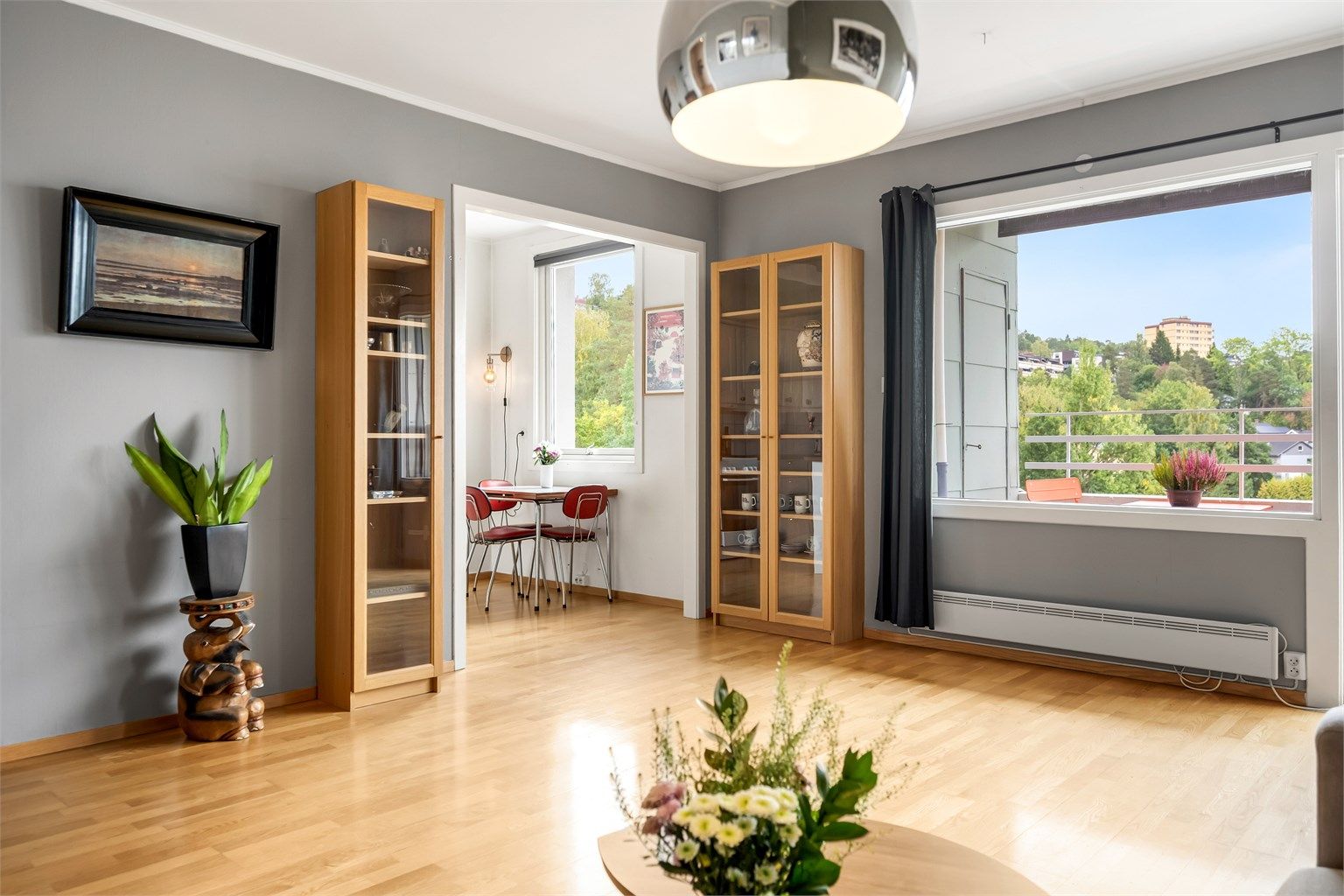Store vindusflater slipper inn rikelig med dagslys og gir utsyn mot grønne omgivelser. Vinduene ble skiftet i 2015.