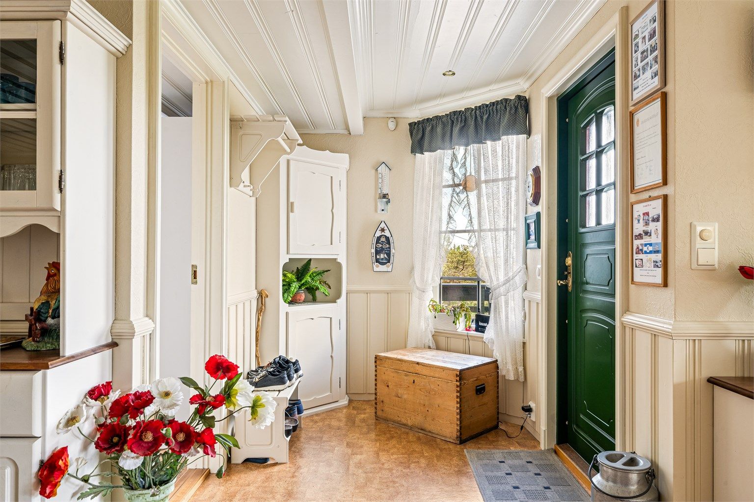 Gangen fører direkte inn i den åpne hytta.