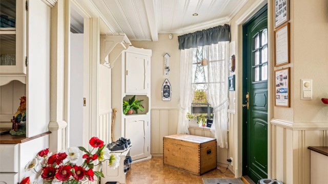 Gangen fører direkte inn i den åpne hytta.