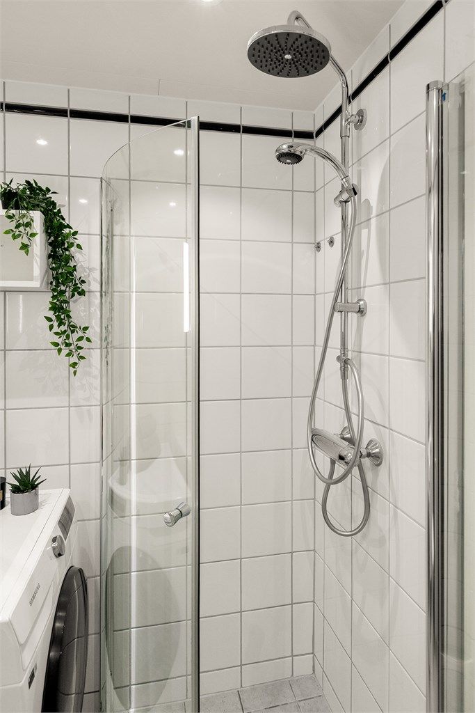 Dusjhjørne med svingbare glassdører utnytter plassen effektivt.