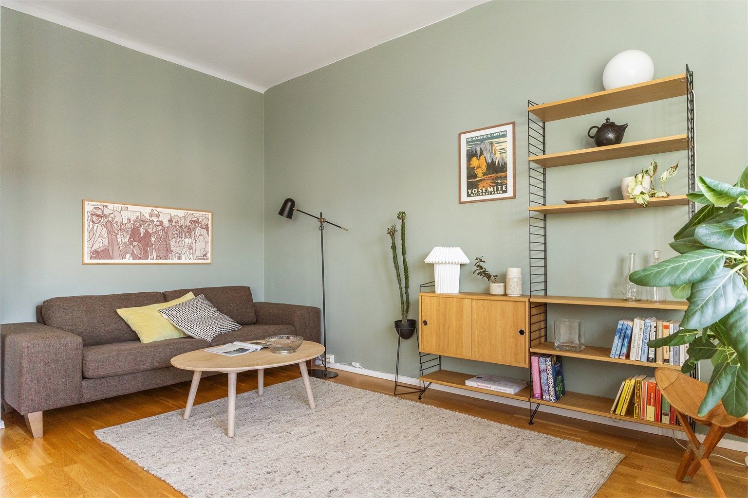 Den romslige stuen har god plass til både en raus sofagruppe og egne oppbevaringsmøbler. Den store takhøyden gir rommet en luftig atmosfære du merker med en gang du kommer inn.