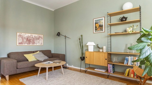 Den romslige stuen har god plass til både en raus sofagruppe og egne oppbevaringsmøbler. Den store takhøyden gir rommet en luftig atmosfære du merker med en gang du kommer inn.