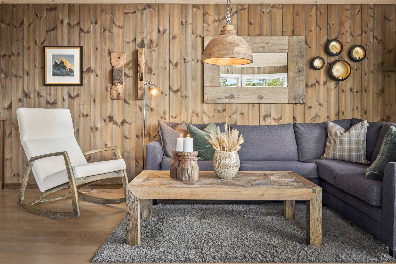  I stuen er det montert en peisovn med glassdør som bidrar til både varme og en hyggelig atmosfære. 