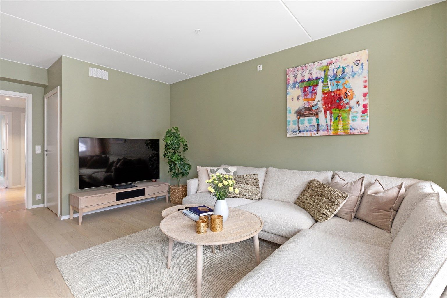 Stuen har fin løsning med plass til sofagruppe og spisebord