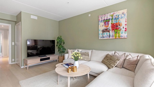 Stuen har fin løsning med plass til sofagruppe og spisebord