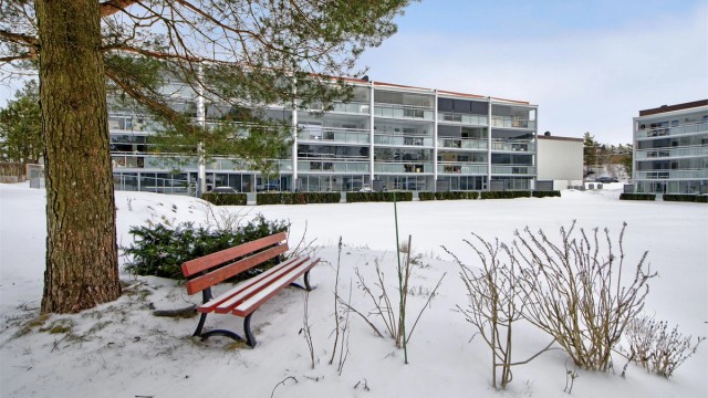 Leiligheten har en god intern beliggenhet i borettslaget - høyt og fritt beliggende med pent utsyn og "langt" til neste blokk gir lite innsyn