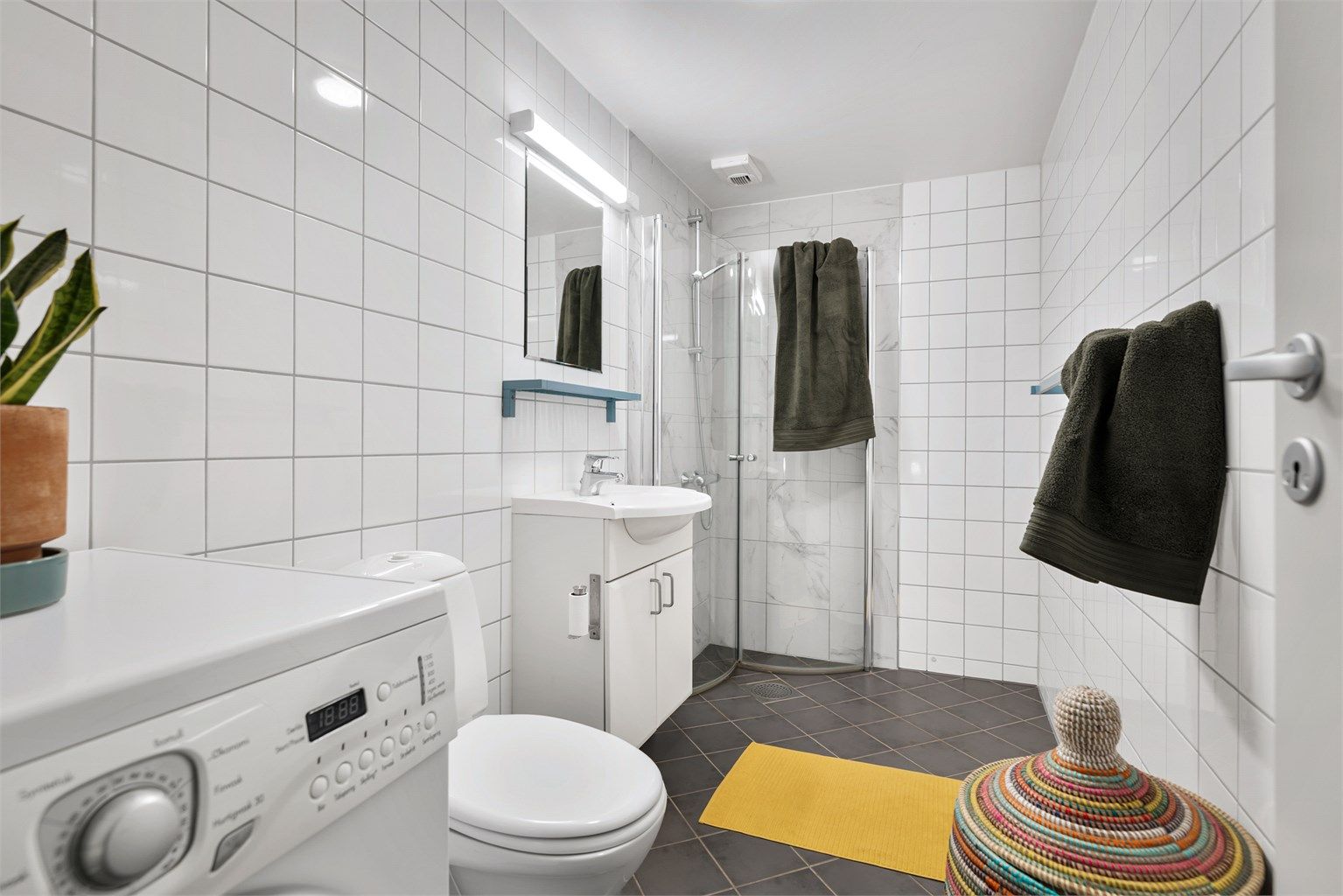 Pent, flislagt baderom med varme i gulv og opplegg for vaskemaskin