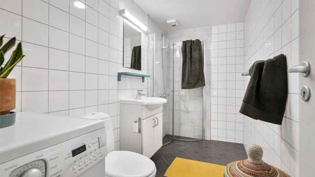 Pent, flislagt baderom med varme i gulv og opplegg for vaskemaskin