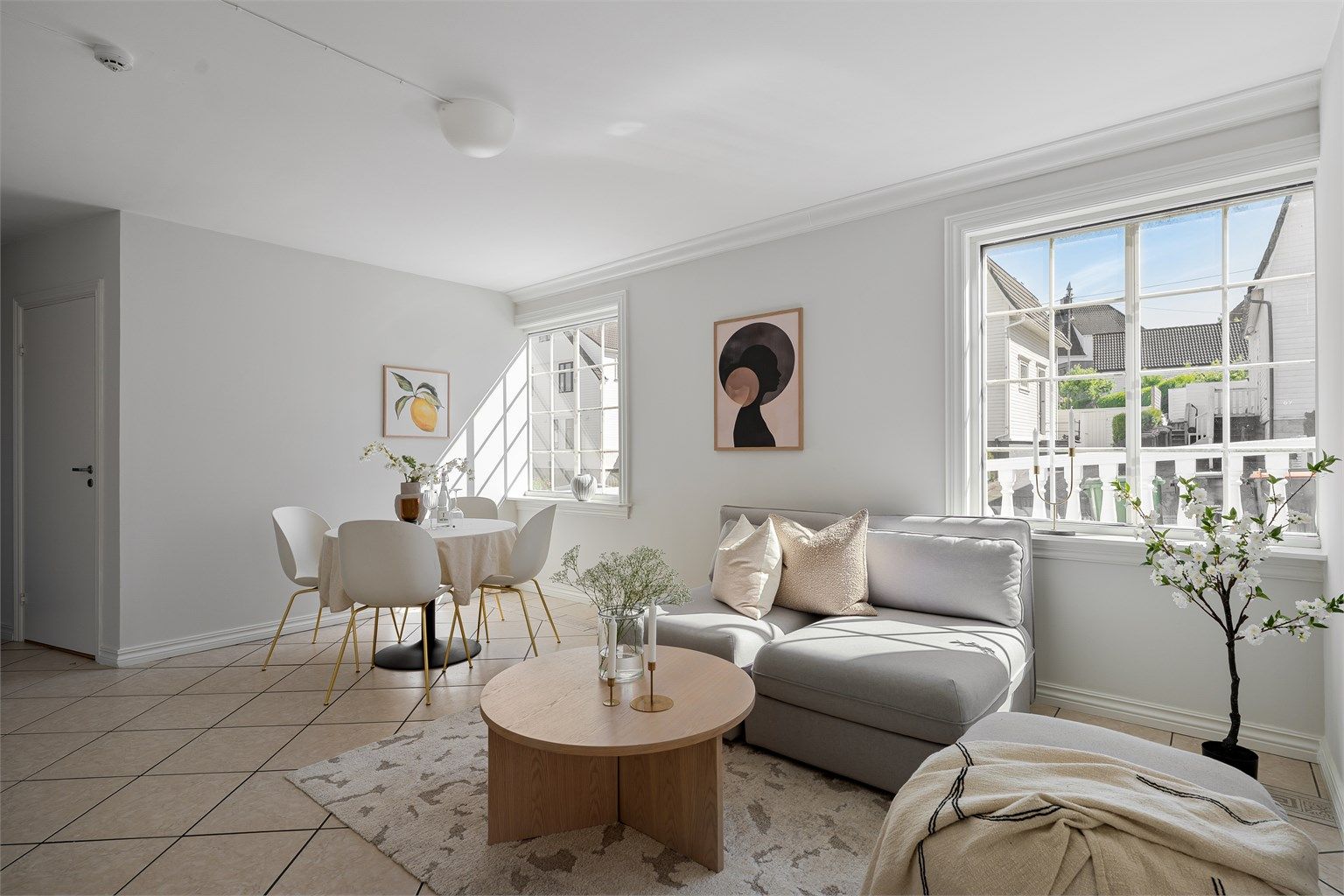 Velkommen til Johan Thorsens gate 66B - en lys og luftig leilighet med alt på ett plan og tre soverom. 