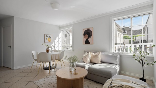 Velkommen til Johan Thorsens gate 66B - en lys og luftig leilighet med alt på ett plan og tre soverom.