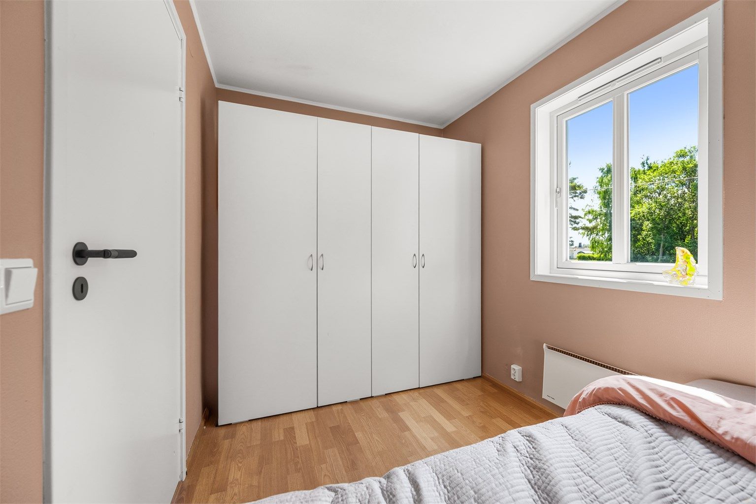 Rommet har plass til seng og garderobeskap.
