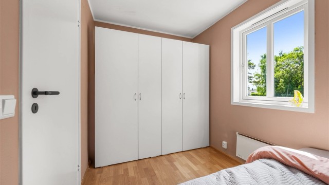 Rommet har plass til seng og garderobeskap.