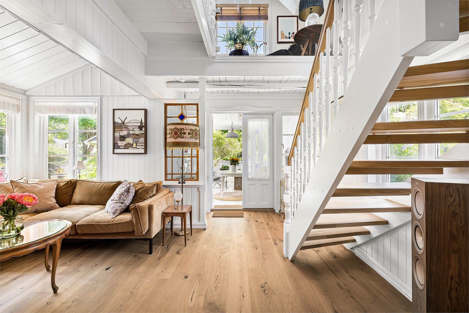 Fra terrassen er det adkomst til stuen som er både lys og romslig.