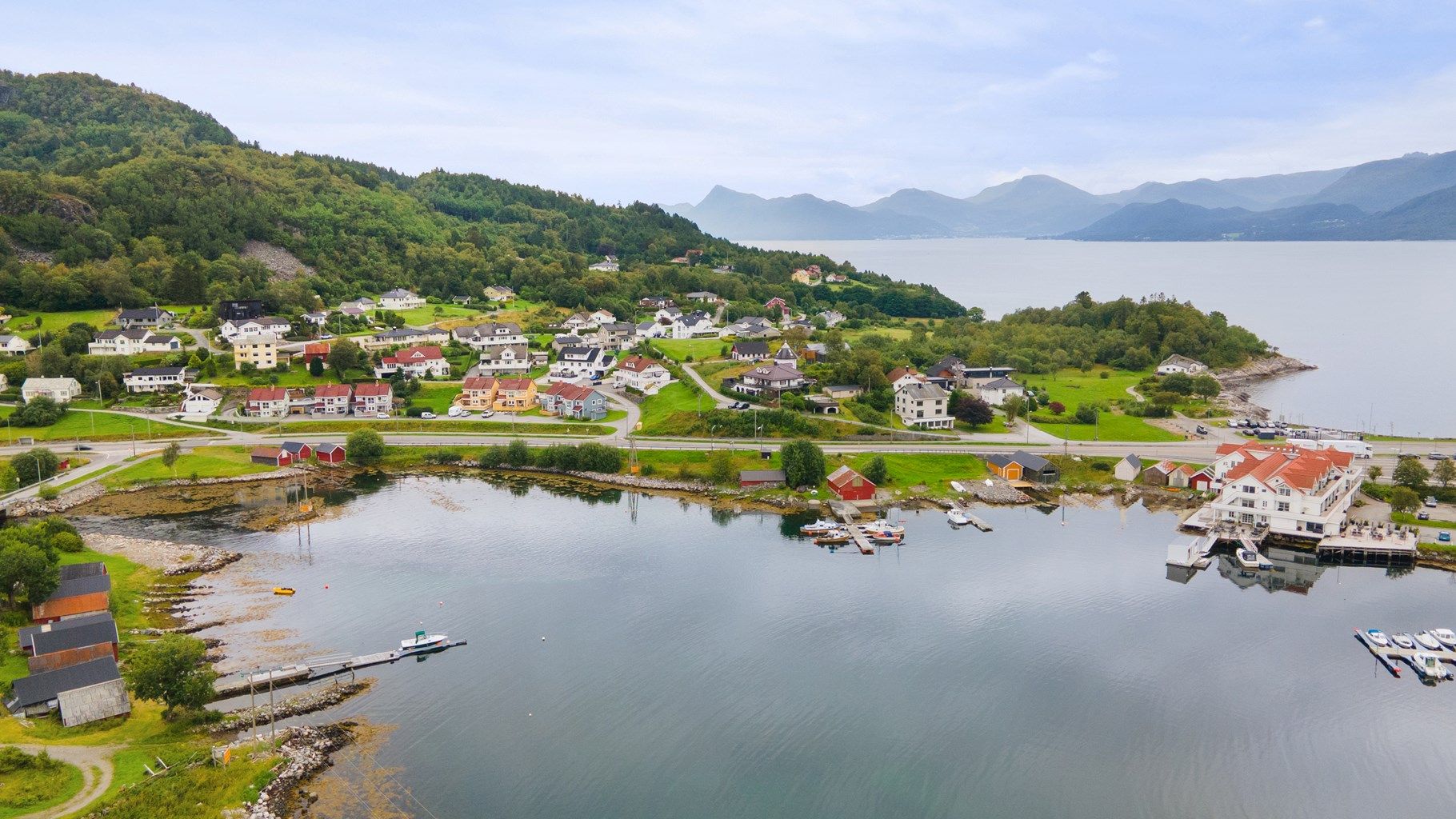 Dronebilde av eiendommen og nærområdet på Sunde