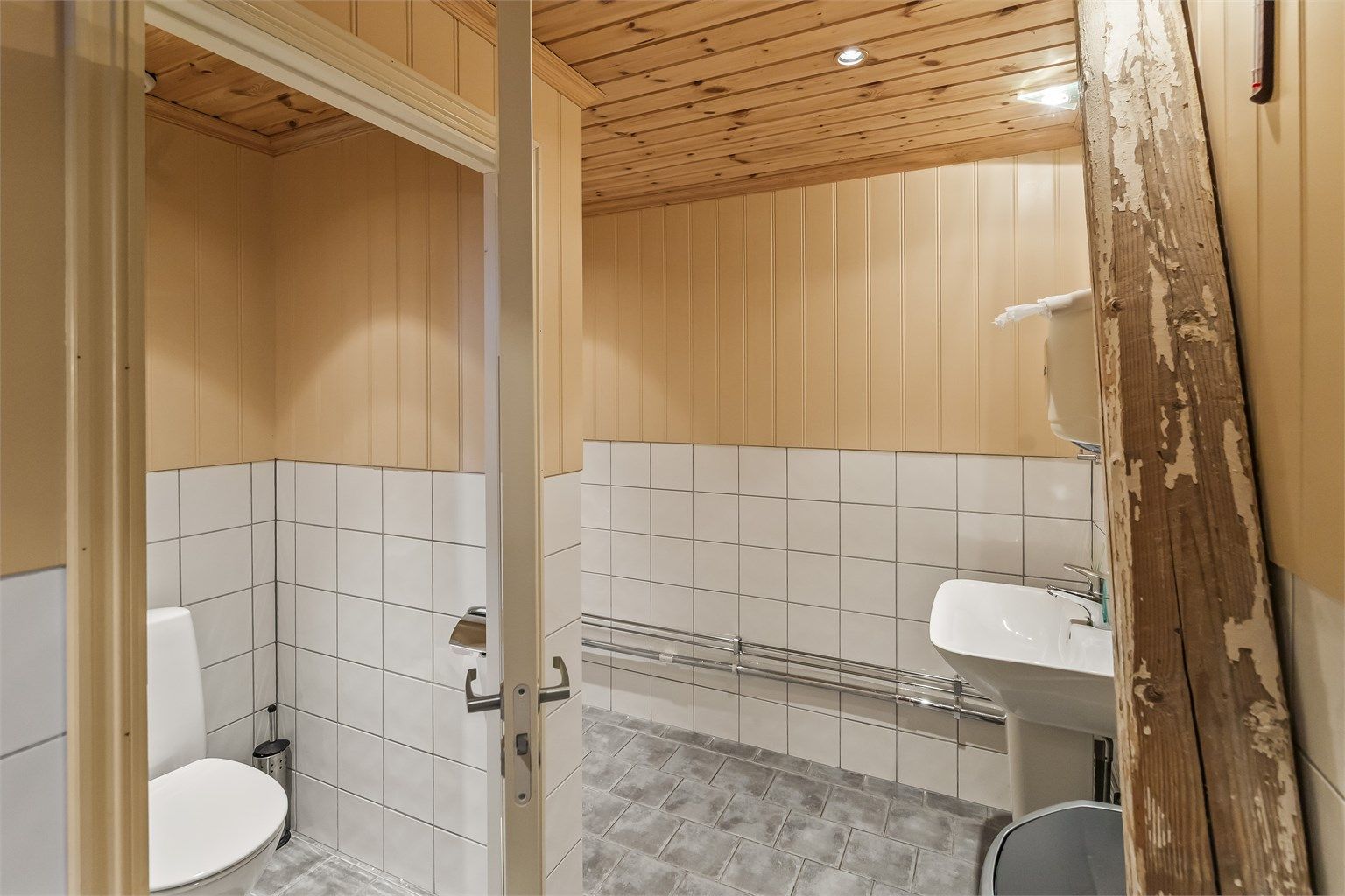 Eget avlukke til toaletter. Her er det to dører inn til hvert sitt toalett + urinal innerst.