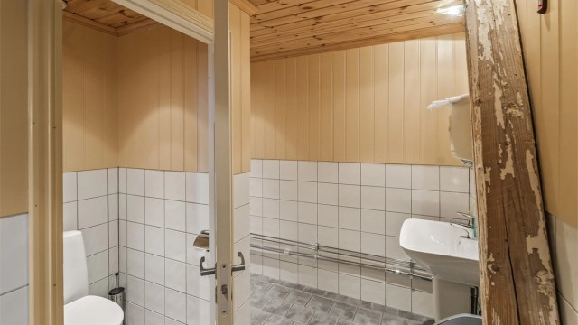 Eget avlukke til toaletter. Her er det to dører inn til hvert sitt toalett + urinal innerst.