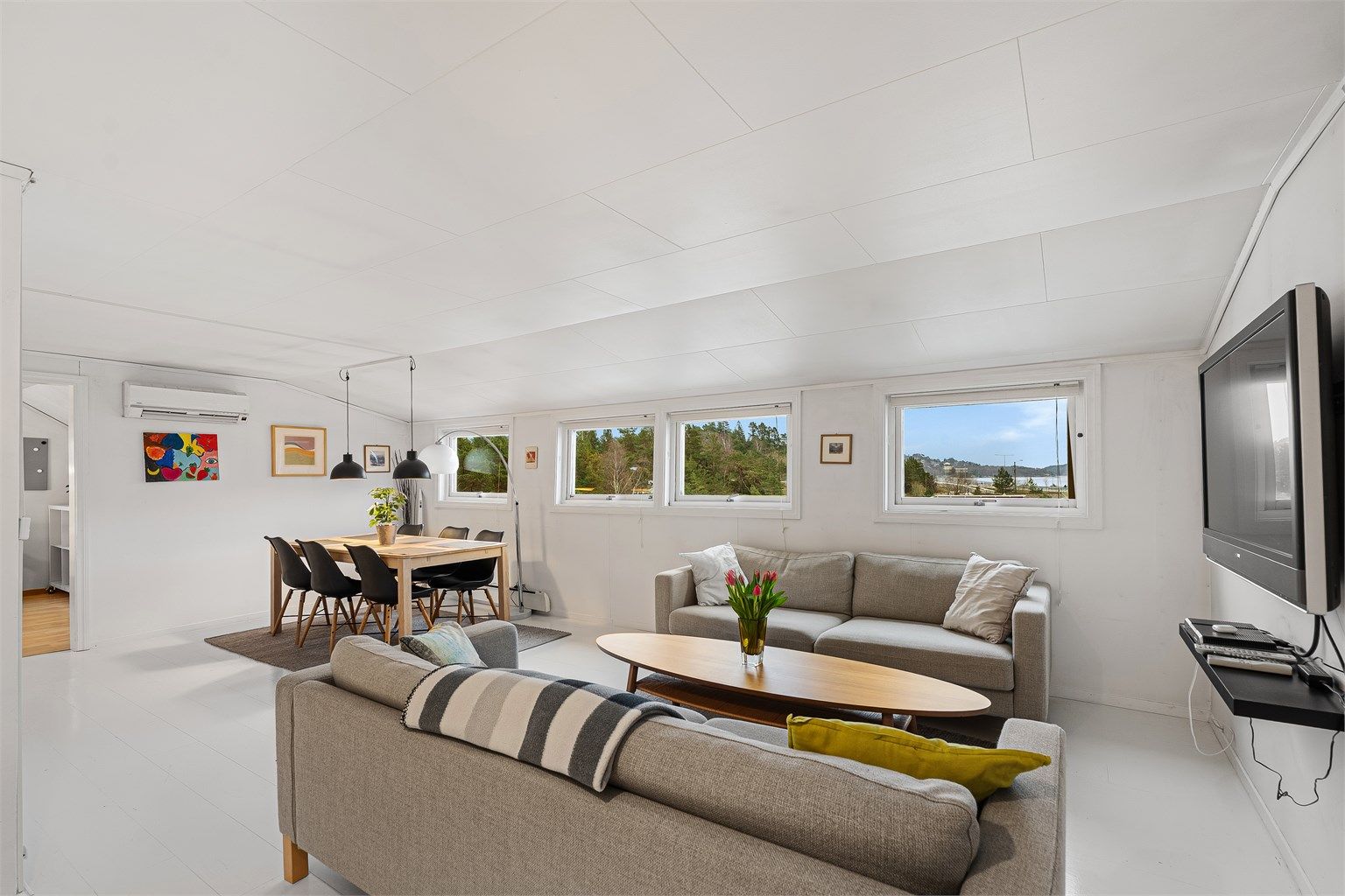 Godt med vinduer som slipper inn naturlig lys.