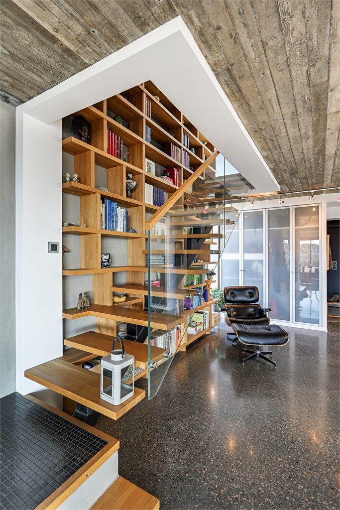 Trappen opp til andre etasje er et kunstverk i seg selv. Det er montert en plassbygget bokhylle i trappeløpet fra 2021