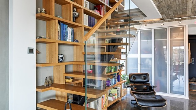 Trappen opp til andre etasje er et kunstverk i seg selv. Det er montert en plassbygget bokhylle i trappeløpet fra 2021