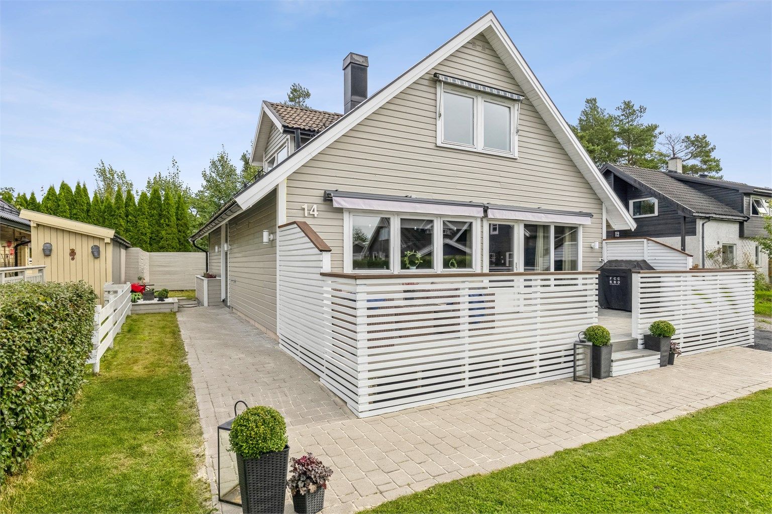 Eiendommen er pent opparbeidet med asfaltert gårdsplass, steinlagt internvei, plenarealer, prydbusker og diverse beplantning