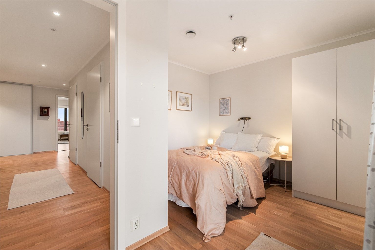 Leiligheten har en fin planløsning med tilbaketrukket soveromsavdeling