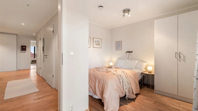 Leiligheten har en fin planløsning med tilbaketrukket soveromsavdeling